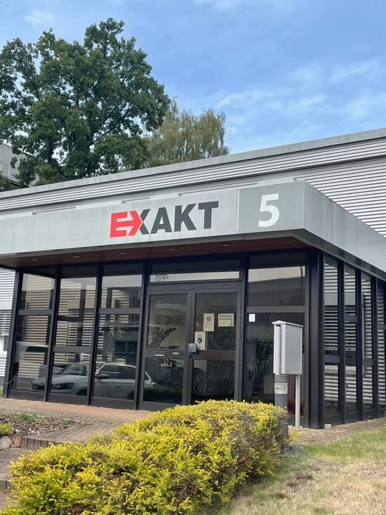 Frontansicht des Eingangsbereiches der EXAKT Advanced Technologies GmbH Norderstedt