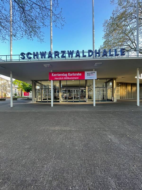 Karrieretag Karlsruhe 2023, Blick auf den Eingang der Schwarzwaldhalle